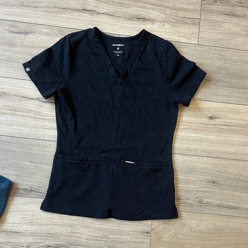 Brand new Jaanuu Women's ultra soft Black V-Neck scrub top XXS